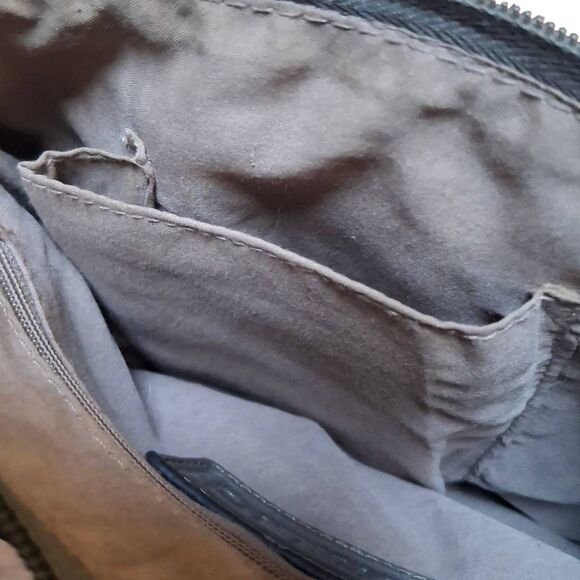 Chic Gray Croc-Embossed Relic Crossbody Bag – Adjustable Strap, Multiple Pockets - Picture 7 of 10